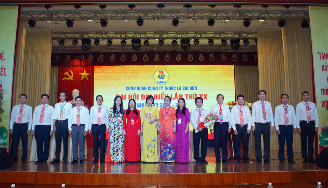 Ông Hồ Kỳ Quốc Hùng – Chủ tịch Công đoàn Tổng công ty Thuốc lá Việt Nam chúc mừng Ban chấp hành Công đoàn Công ty nhiệm kỳ 2017 - 2022  
