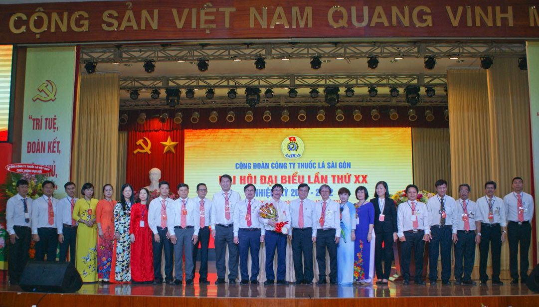 Ông Trần Sơn Châu – Phó Bí thư Đảng ủy/Tổng Giám đốc Tổng công ty Thuốc lá Việt Nam chúc mừng Đoàn đại biểu tham dự Đại hội đại biểu Công đoàn Tổng công ty Thuốc lá Việt Nam lần V, nhiệm kỳ 2018 – 2023